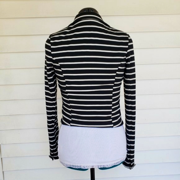 B&W Stripped Cropped Blazer - Picture 2 of 9